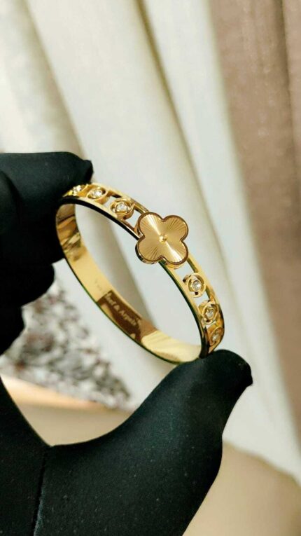 Van-Cleef-&-Arpels-Four-Leaf-Clover-Bangle-Bracelet