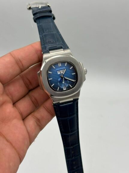 Patek-Philippe-Nautilus-Annual-Calendar-Blue-Dial-Blaue-Leather-Strap-Silver